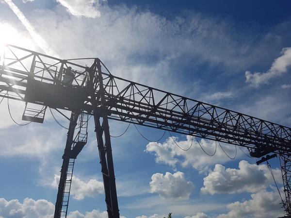 Компания сдаст в аренду открытую площадку под краном в окрестностях Санкт-Петербурга.